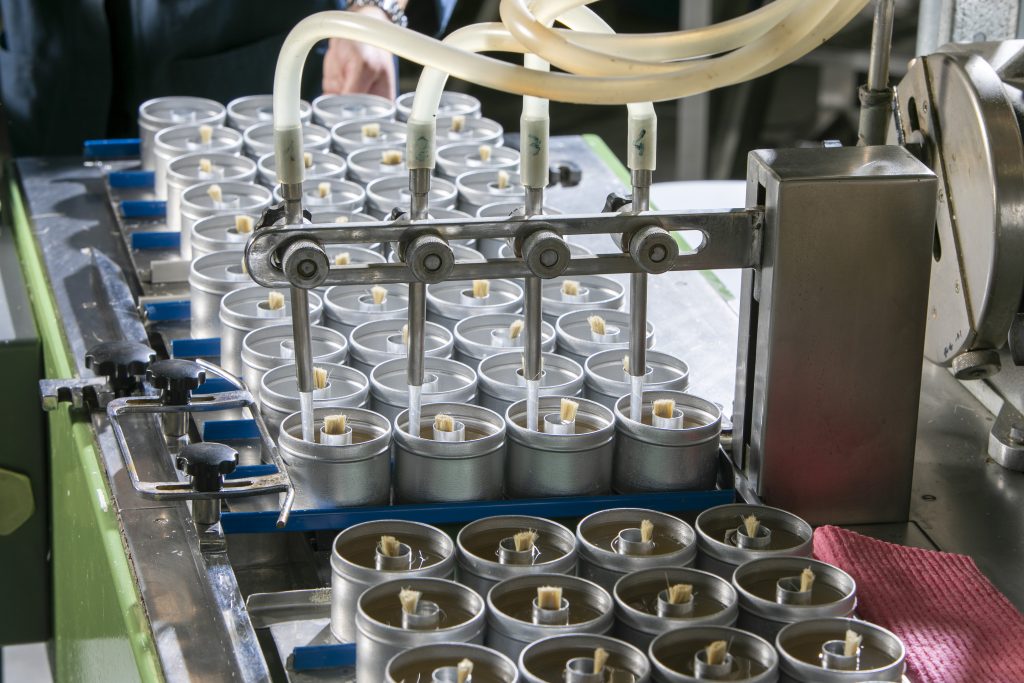 Produzione Coccoina: Riempimento barattoli alluminio della colla Coccoina in pasta