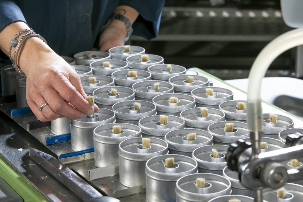 Produzione Coccoina: Inserimento dei pennellini nei barattoli alluminio della colla Coccoina in pasta